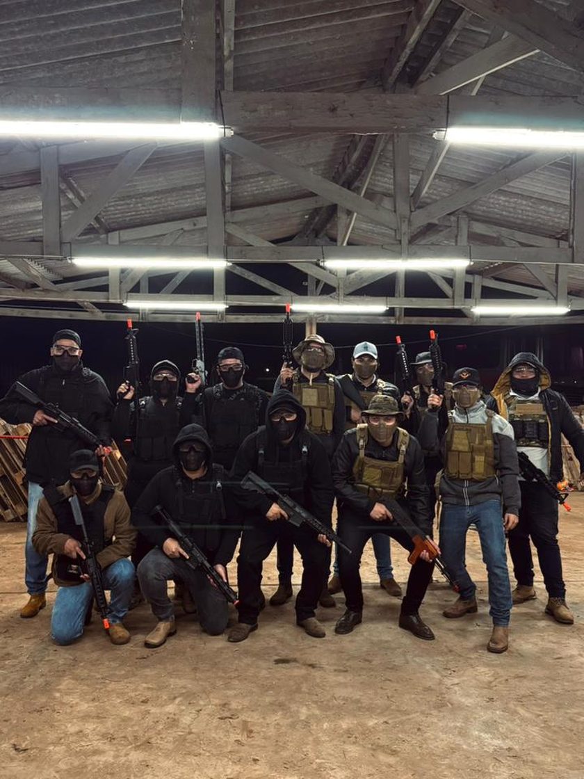 Esquadrão da StrikeZone posando após operação