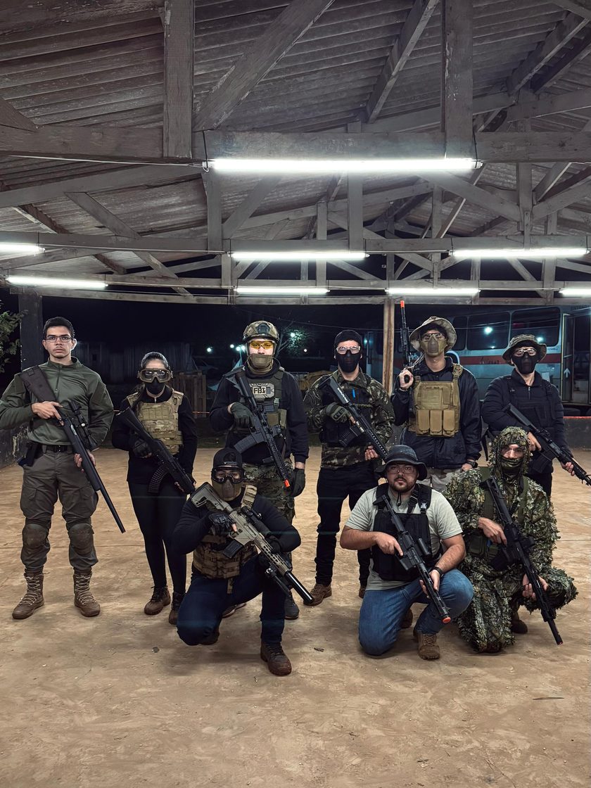 Jogadores da StrikeZone reunidos no campo de operações