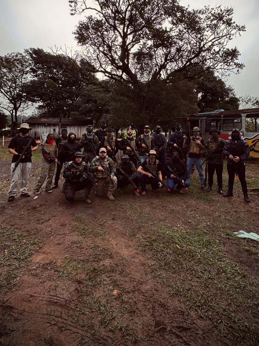 Esquadrão completo da StrikeZone reunido no campo após a operação